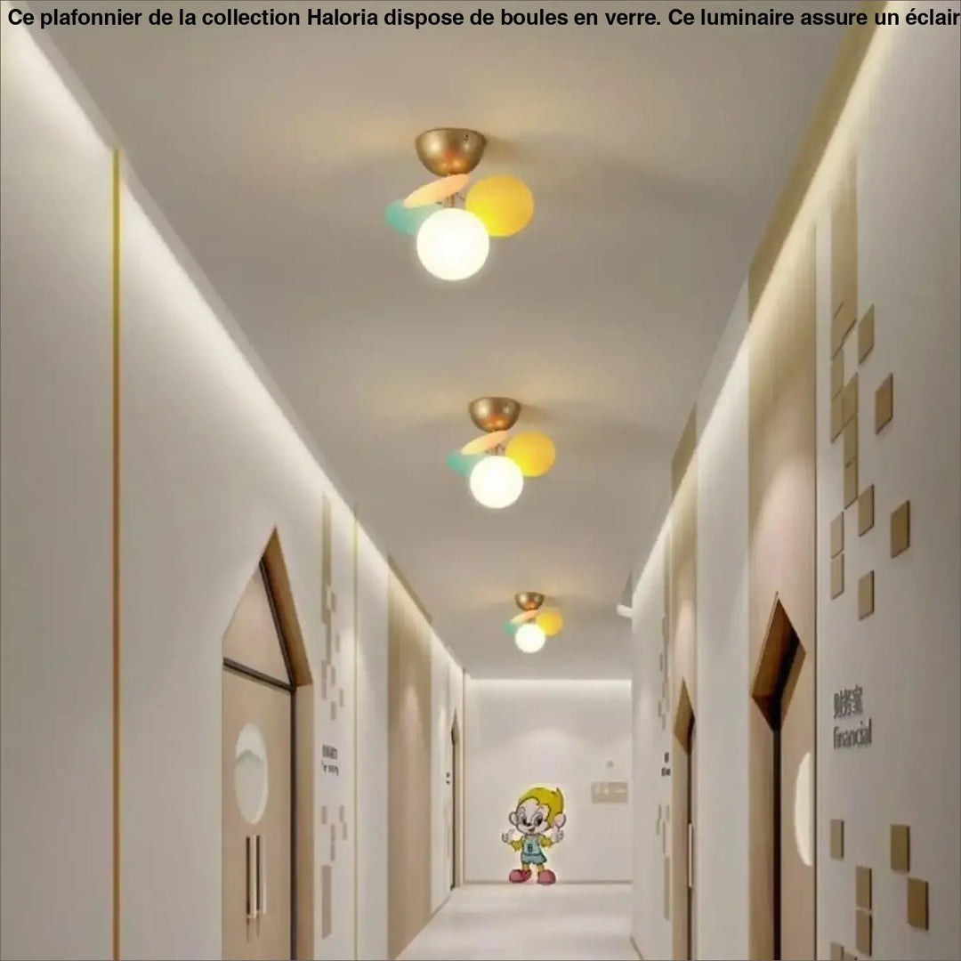 Plafonnier avec boules gold toné avec accents colorés jaune et teal pour un éclairage plus moderne collection haloria