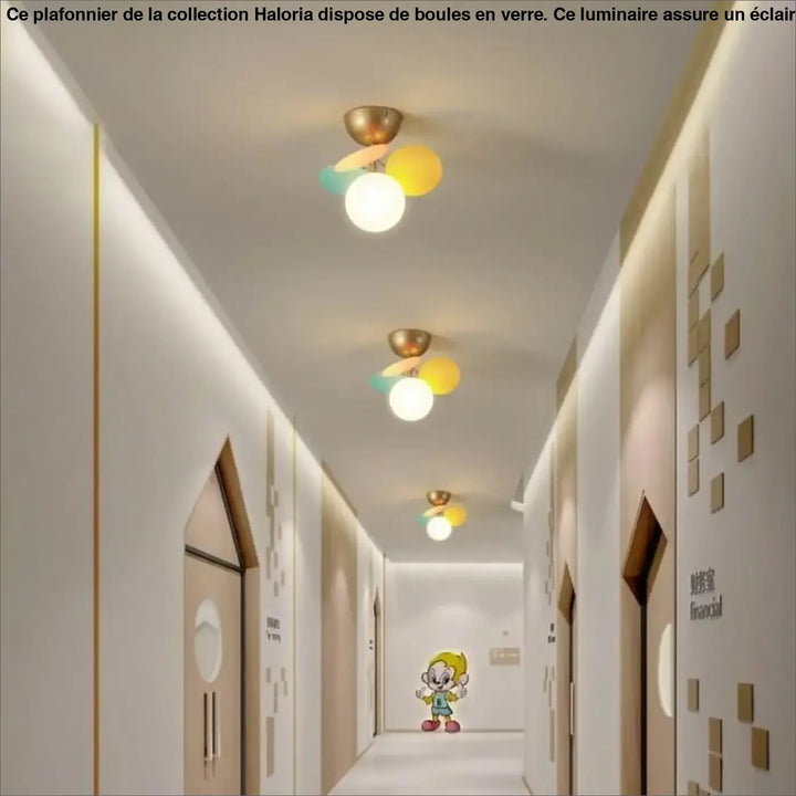 Plafonnier avec boules gold toné avec accents colorés jaune et teal pour un éclairage plus moderne collection haloria
