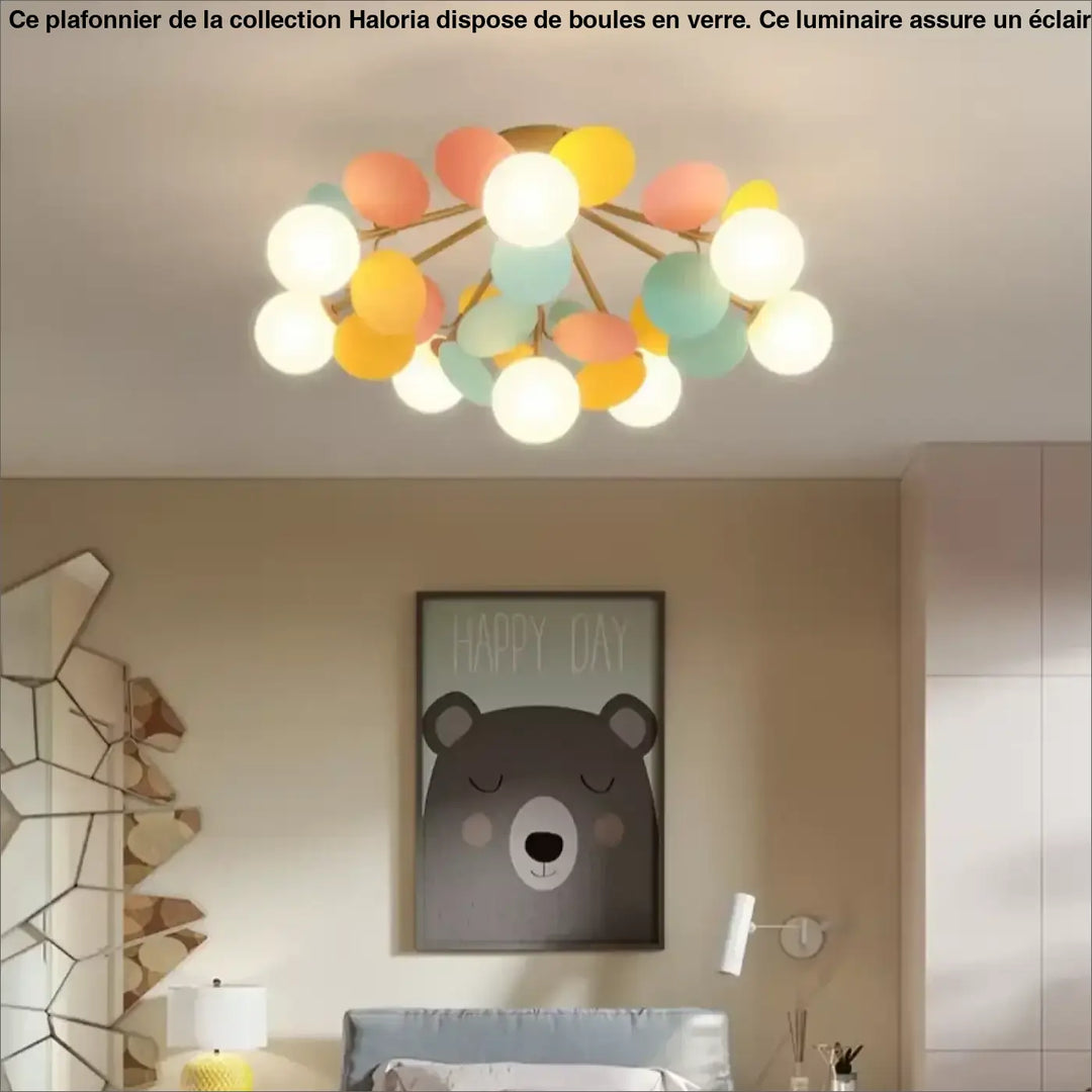 Plafonnier avec boules pastel au centre d’une pièce pour un éclairage plus doux et une ambiance cosy moderne
