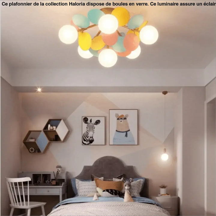 Plafonnier avec boules pastel en centre d’une pièce pour un éclairage plus ludique de la collection haloria