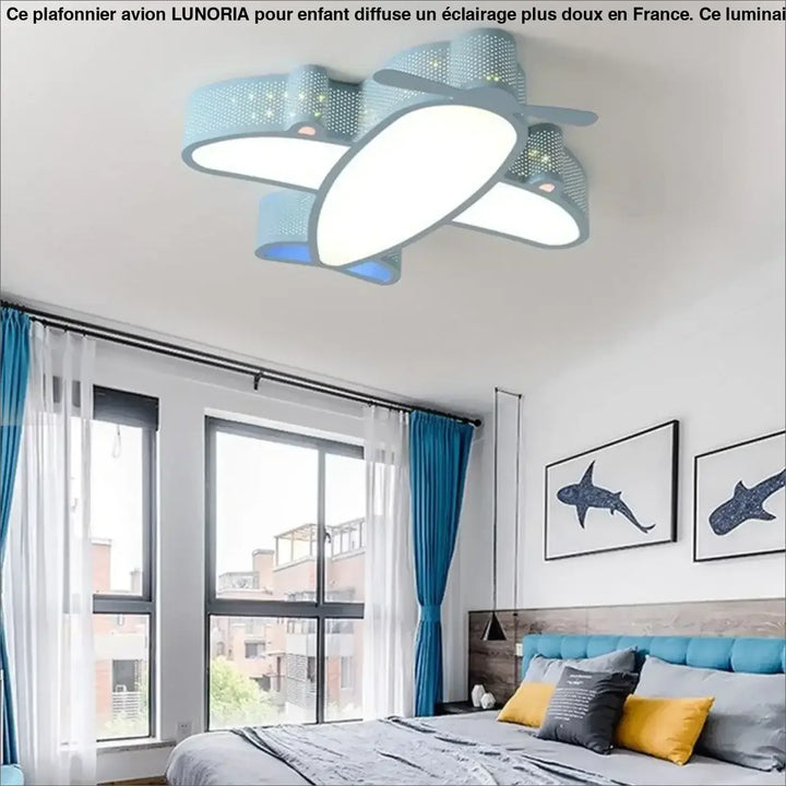 Plafonnier avion bleu perforé en métal conçu pour un éclairage plus optimal au centre d’une pièce