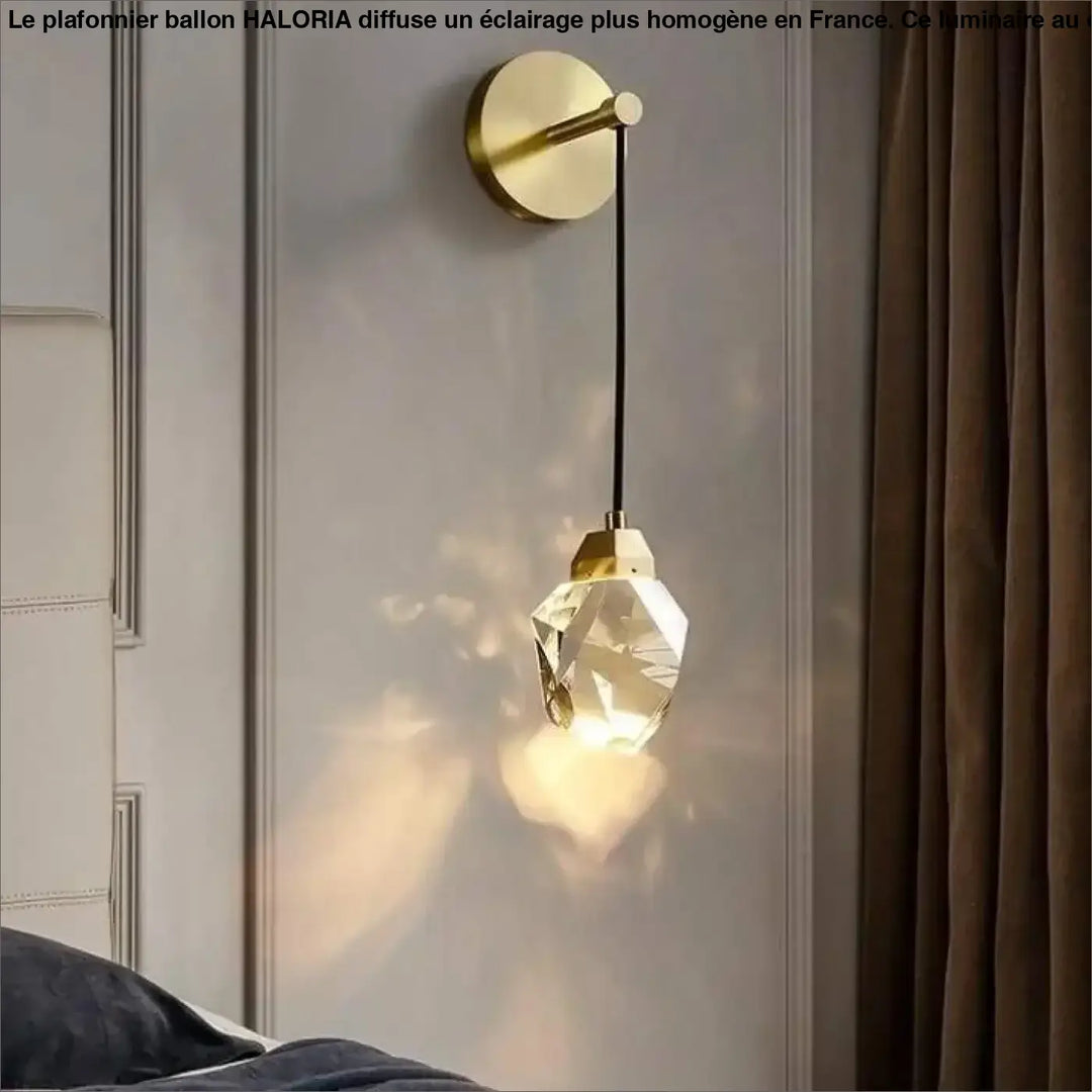 Plafonnier ballon avec base circulaire dorée et pendentif en cristal facetté diffusant un éclairage plus chaleureux