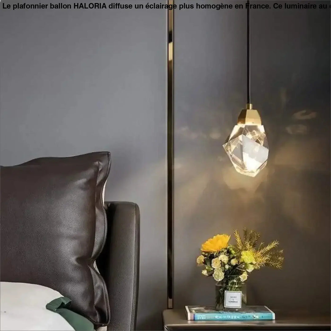 Plafonnier ballon haloria en cristal géométrique moderne avec métal doré et verre facetté pour un éclairage plus élégant au centre d’une pièce