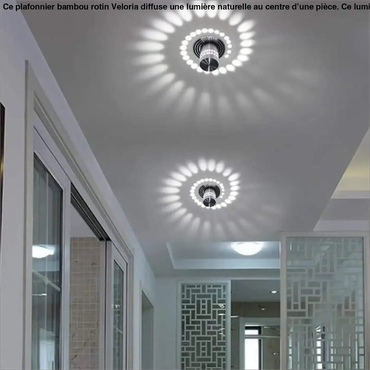 Deux plafonniers bambou rotin avec spots modernes chromés et accents en cristal diffusant des motifs lumineux rayonnants