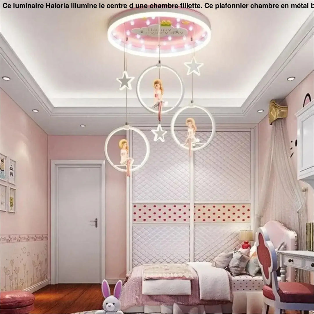 Plafonnier chambre fillette haloria rose avec étoiles lumineuses et poupées suspendues dans des anneaux éclairés