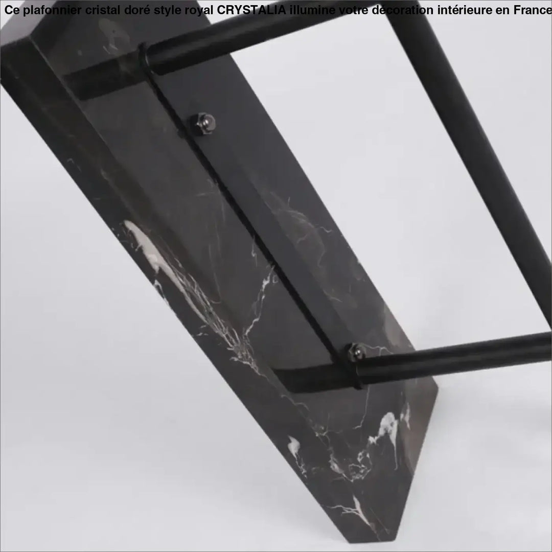 Lampadaire noir au design minimaliste pour intérieur élégant