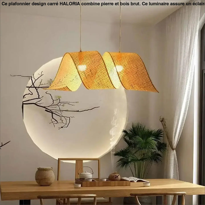 Plafonnier design carre en pierre et bois brut avec suspension en bambou tissé à teinte dorée et forme ondulée