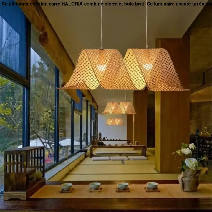 Plafonnier design carre en pierre et bois brut avec suspensions en bambou tissé à lumière dorée chaleureuse