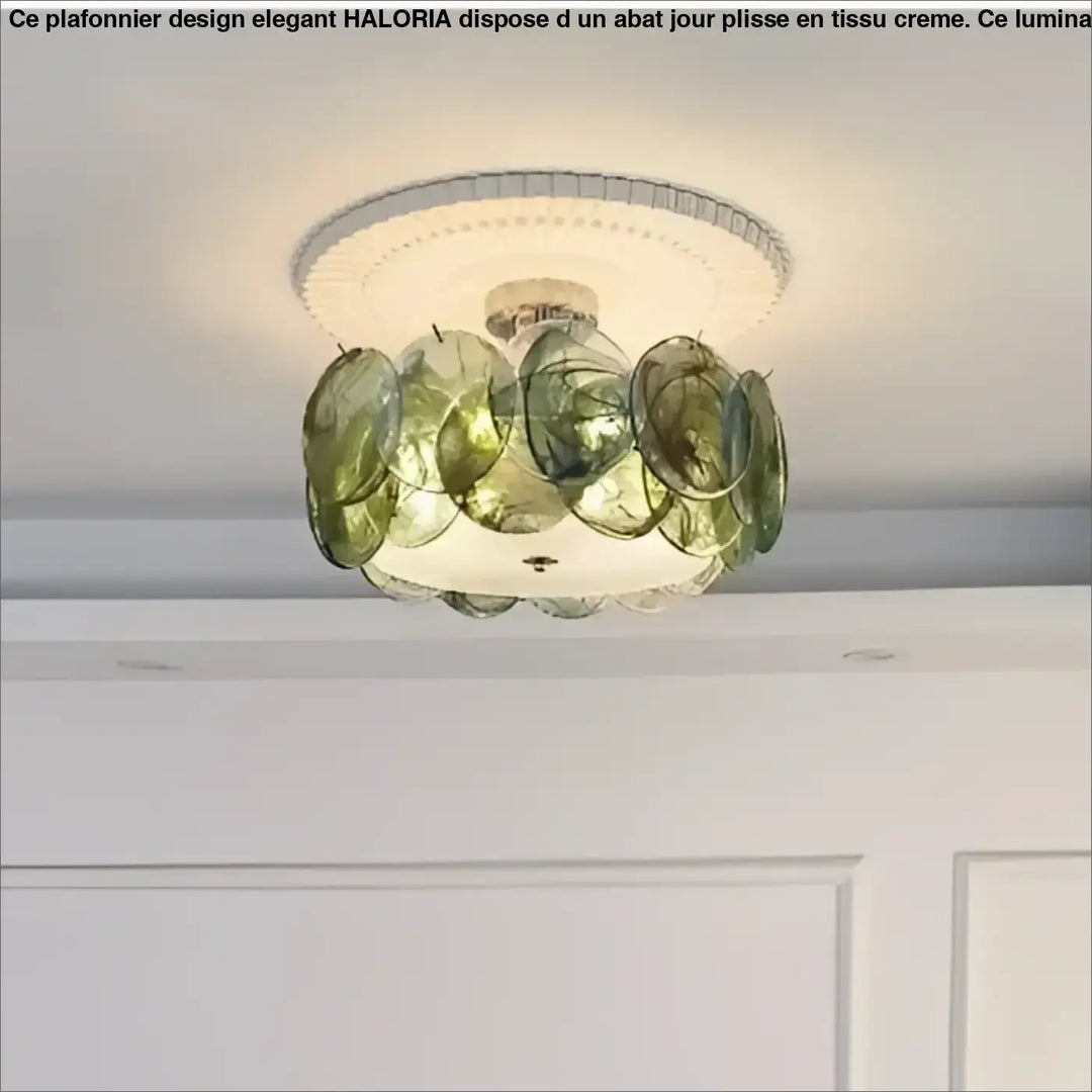 Luminaire plafonnier abalone avec suspension en verre vert en forme de feuille et base circulaire blanche