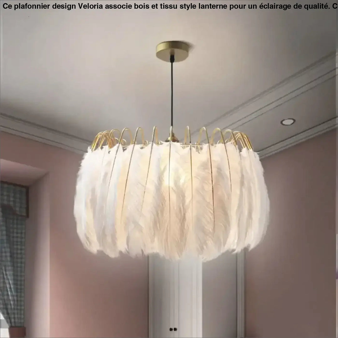 Suspension design avec plumes blanches et structure dorée moderne

