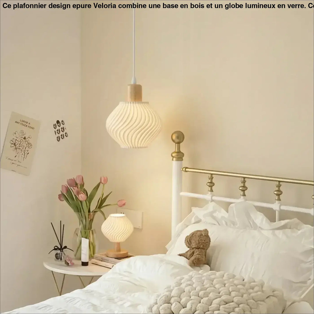 Suspension luminaire ondula en céramique crème côtelée avec top en bois et lumière douce pour une touche élégante