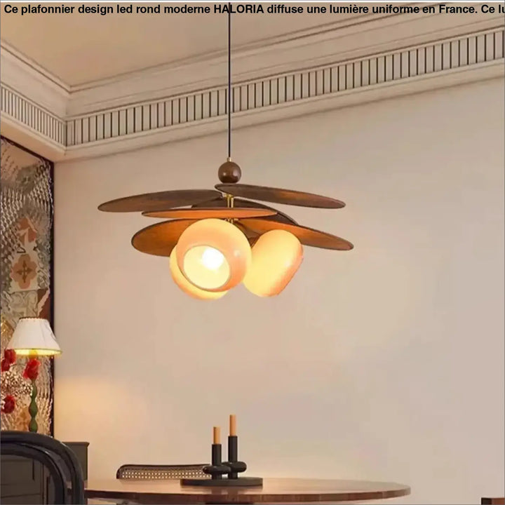 Suspension design moderne en bois et verre opalin à trois abat-jours

