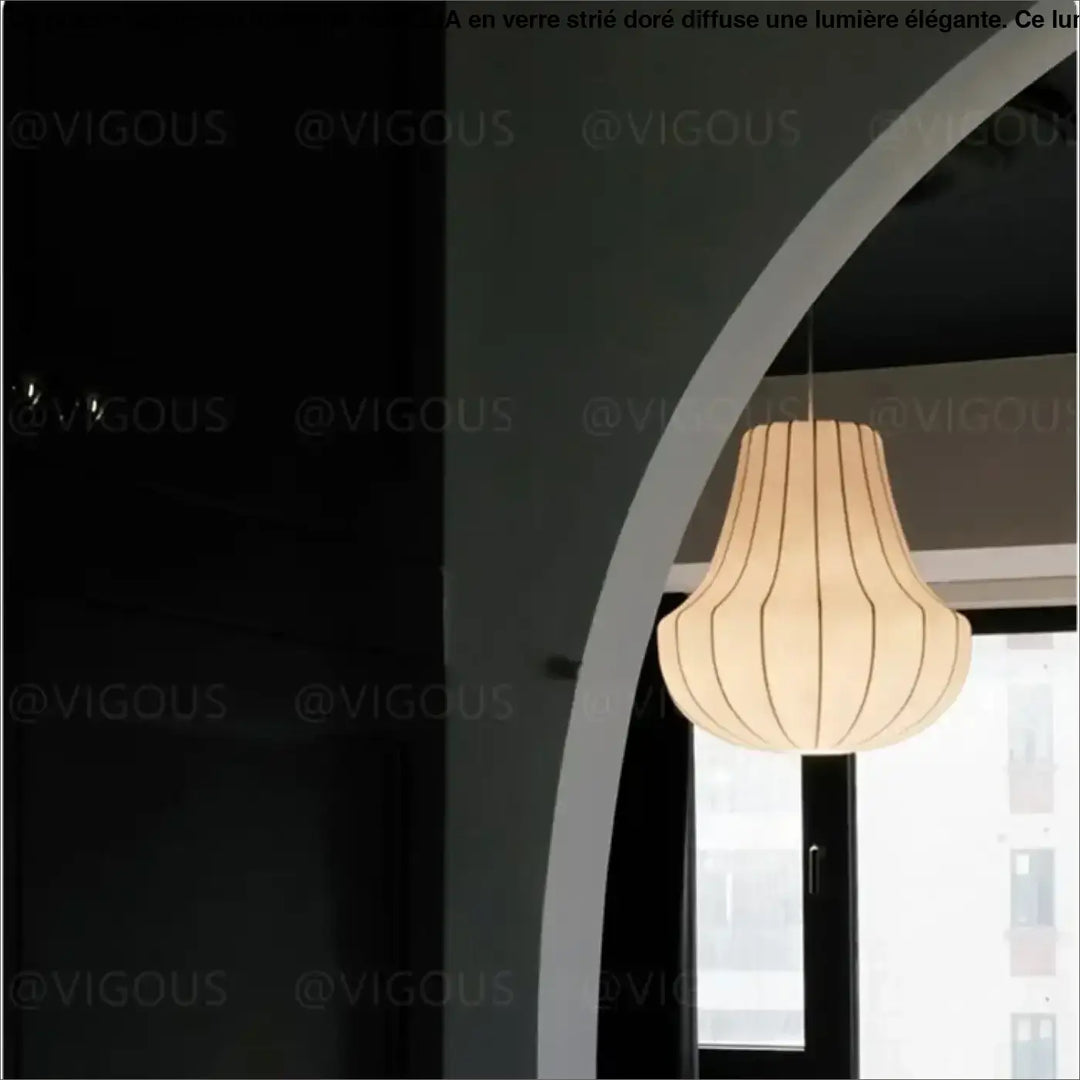 Suspension design élégante en tissu et métal sculpté