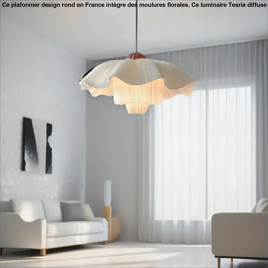 Suspension luminaire vapia en voilage plissé beige crème avec silhouette florale et texture nervurée subtile
