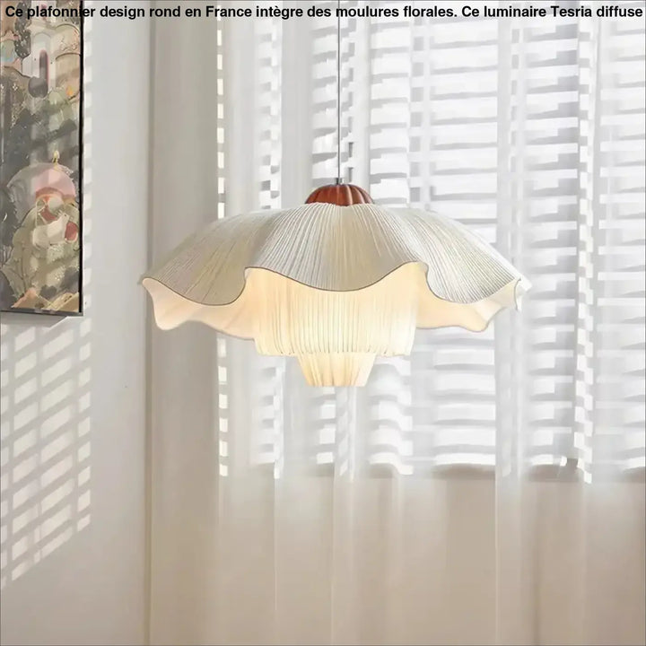 Suspension luminaire vapia en voilage plissé crème avec silhouette florale et sommet en bois chaleureux