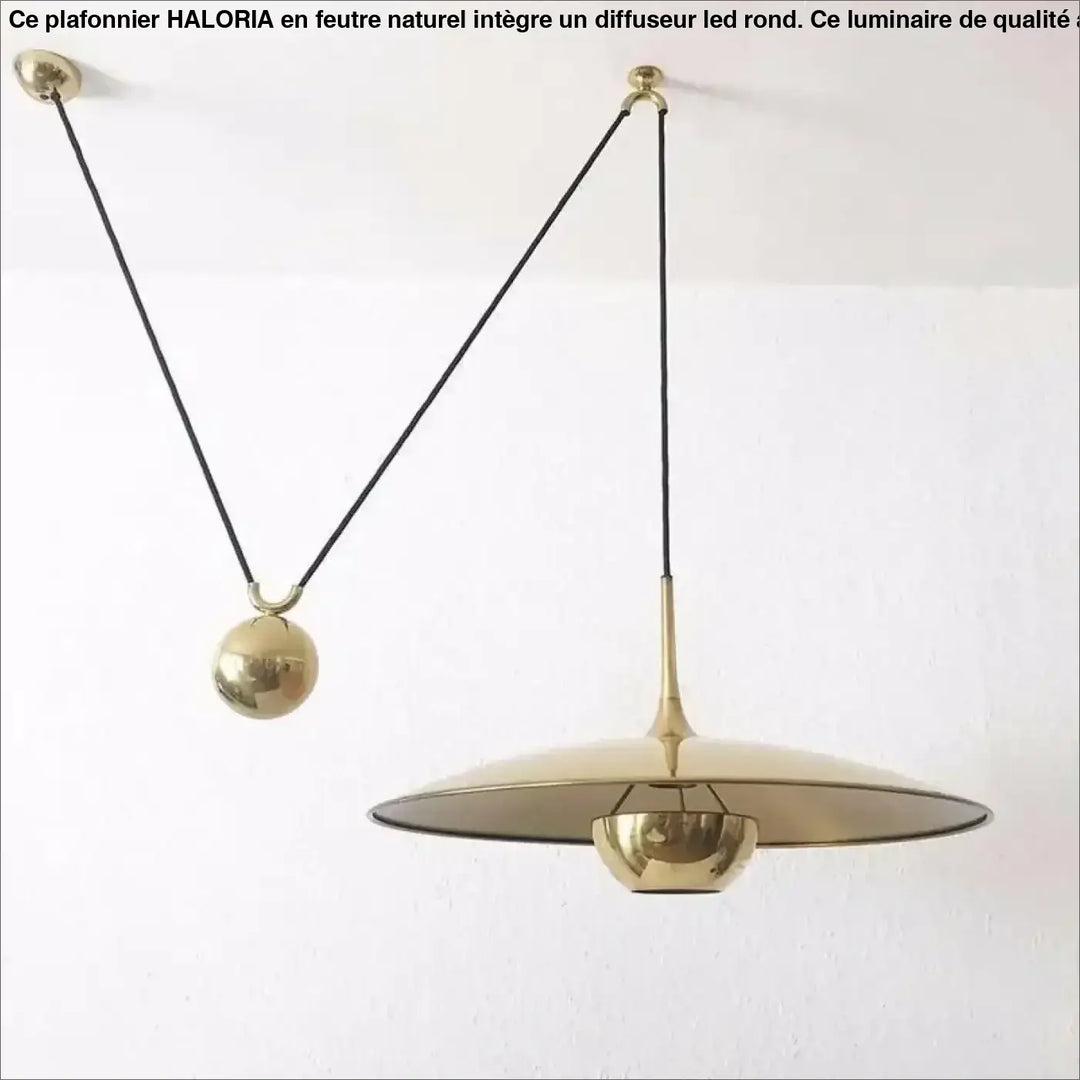 Suspension Design Avec Contrepoids Et Abat-Jour Doré

