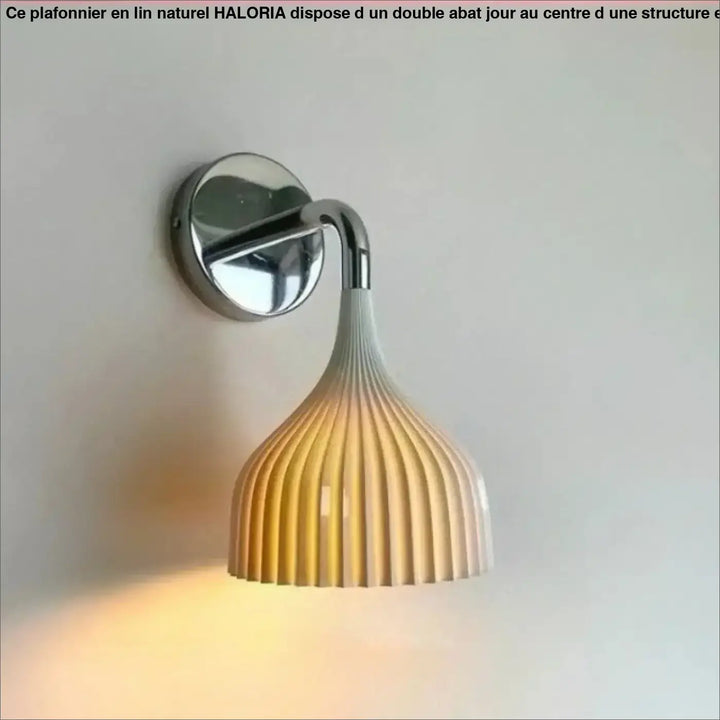 Applique murale elix avec support chrome et abat-jour en verre côtelé diffusant une lumière chaude et douce