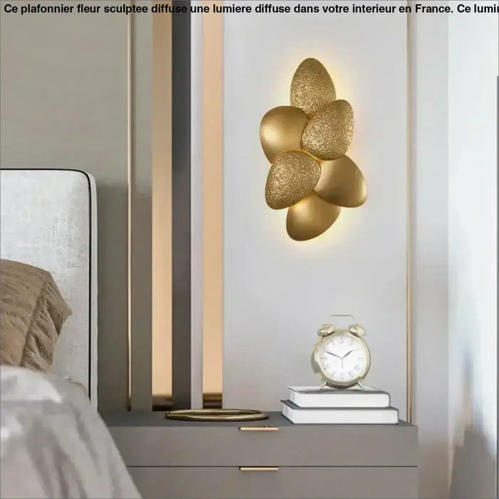 Applique murale luxe formes feuilles dorée au design raffiné