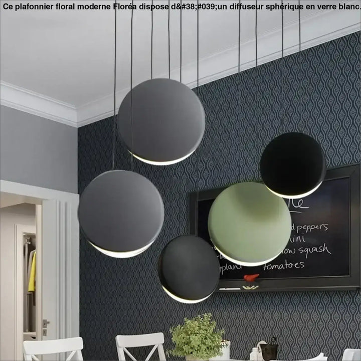 Suspension luminaire lunis avec abat-jours circulaires en vert mat et noir mat suspendus par câbles fins minimalistes