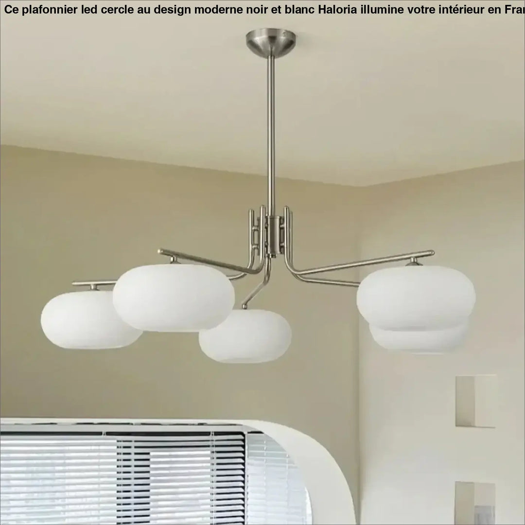 Suspension design avec globes en verre opale élégante