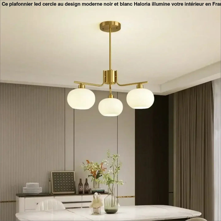 Suspension design avec globes en verre opale élégante