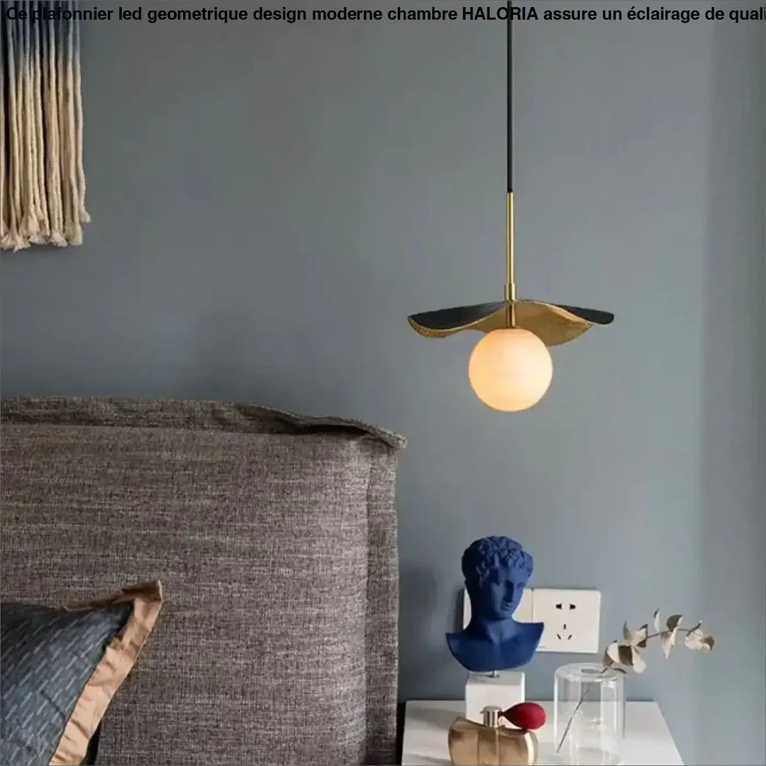 Suspension luminaire en cuivre avec une boule blanche