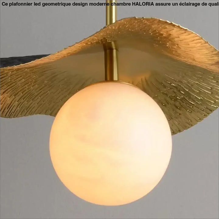 Suspension luminaire en cuivre avec une boule blanche