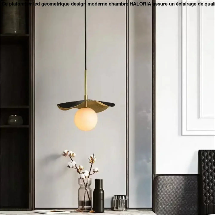 Suspension luminaire en cuivre avec une boule blanche