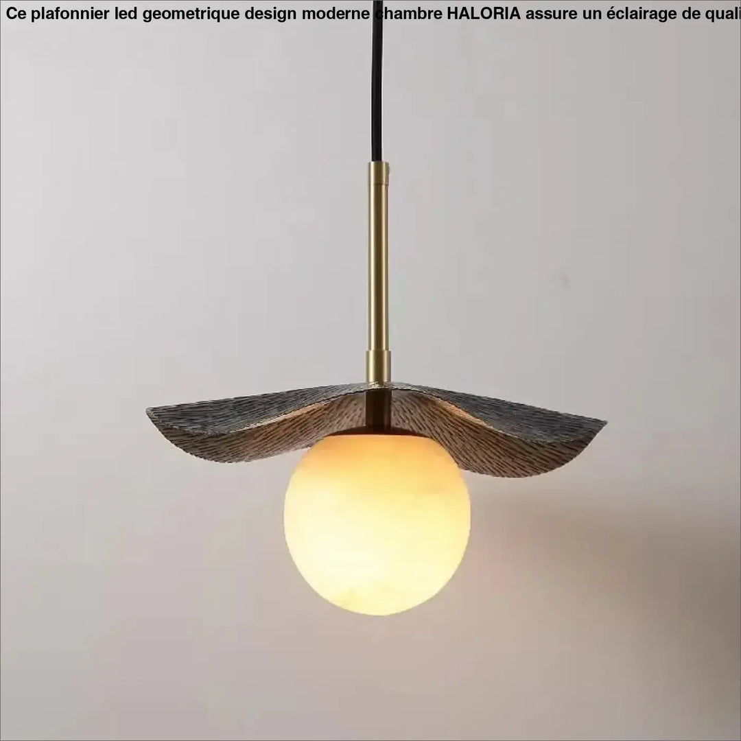 Suspension luminaire en cuivre avec une boule blanche