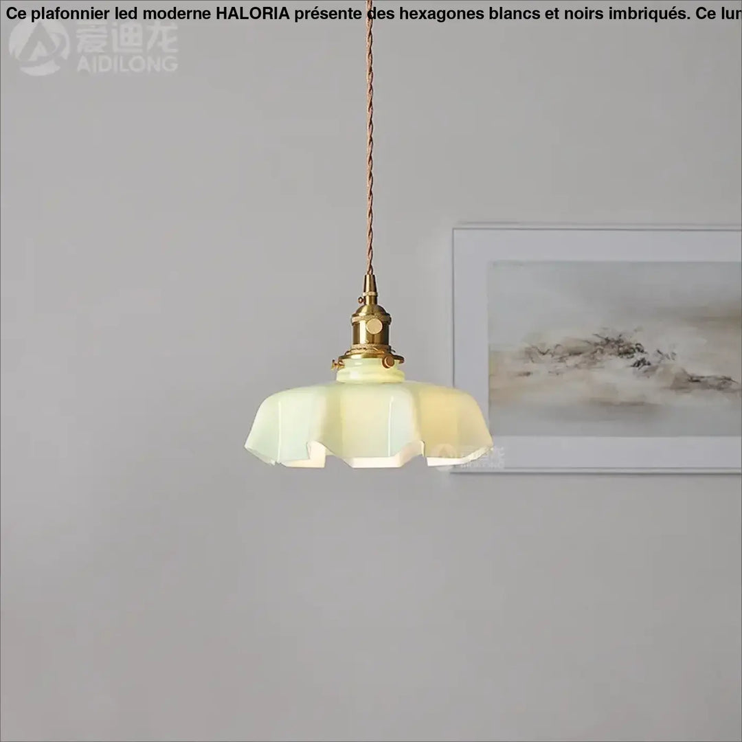 Suspension rétro en verre ondulé rose et laiton vieilli


