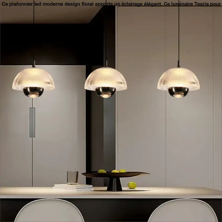 Suspension design moderne en verre nervuré et métal ambiance chic

