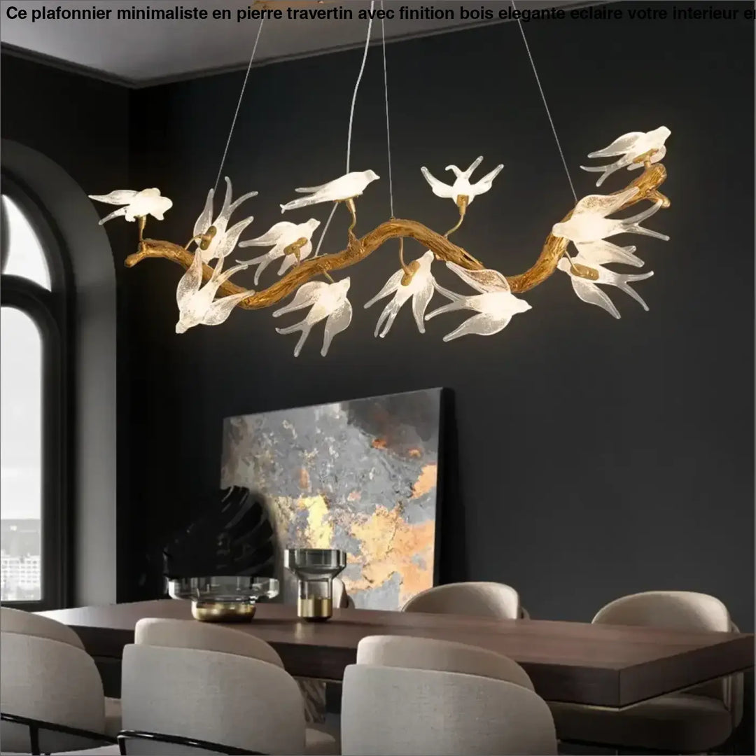 Luminaire plafonnier winglow avec branche dorée et luminaires blancs translucides en forme d’oiseaux