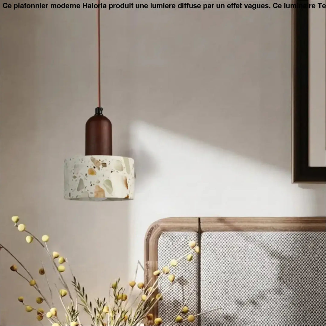 Plafonnier moderne effet vagues avec lumière diffuse en abat-jour terrazzo beige et brun suspendu par câble cuivre