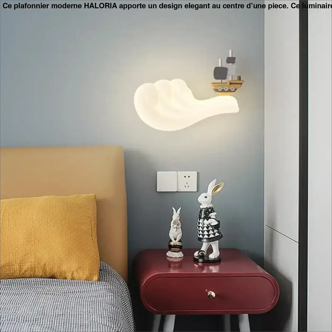 Applique murale manova en forme de nuage blanc lumineux avec figurine décorative bateau en bois qui transforme instantanément l ambiance