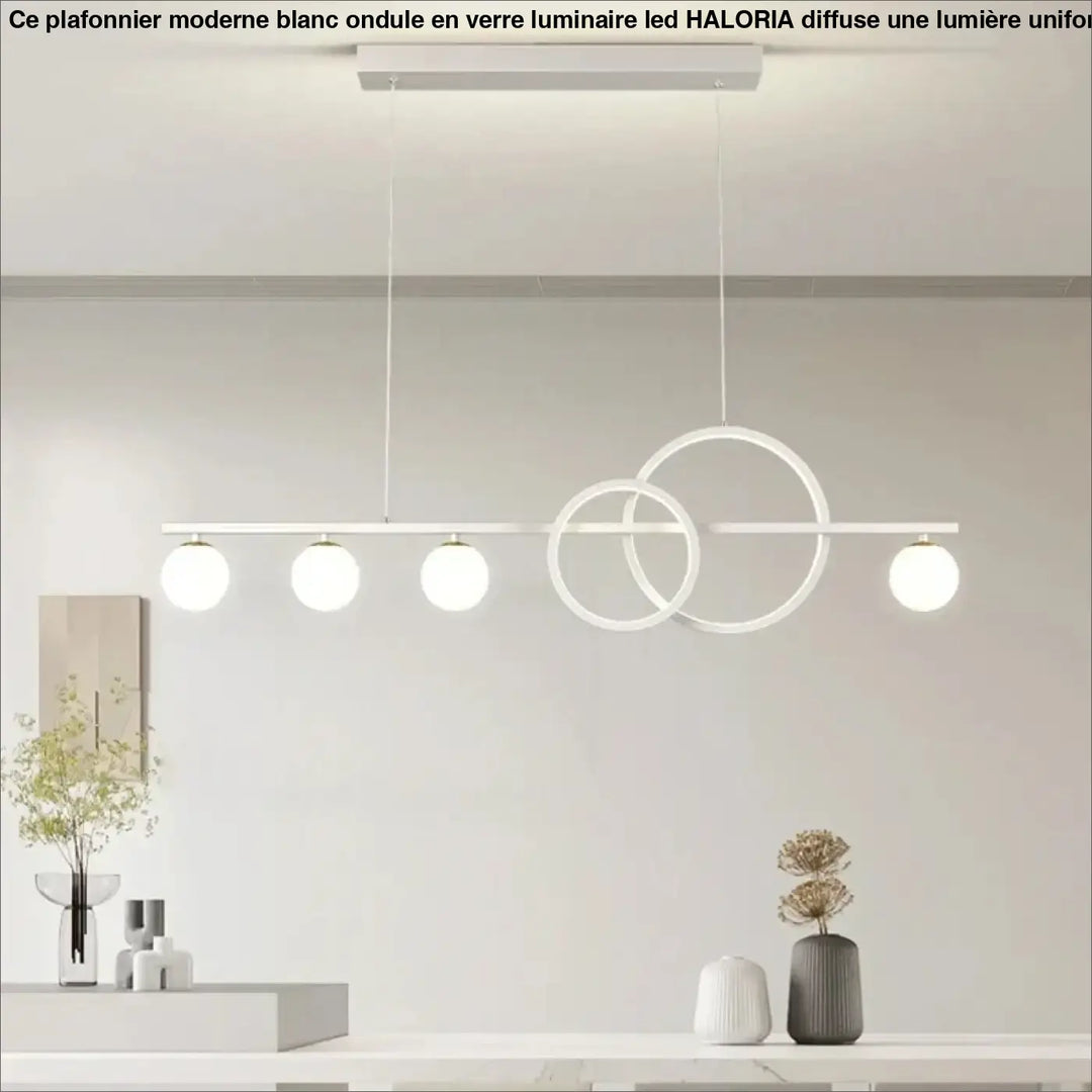 Plafonnier moderne blanc en verre avec design géométrique ondulé et cinq ampoules sphériques led haloria