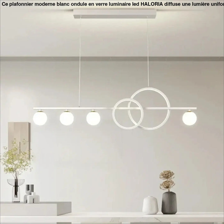 Plafonnier moderne blanc en verre avec design géométrique ondulé et cinq ampoules sphériques led haloria