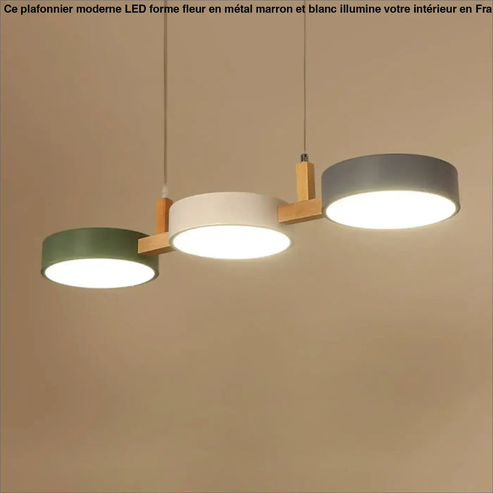 Plafonnier moderne led forme fleur marron et blanc avec trois cylindres verts sauge, blanc et gris sur barres en bois clair
