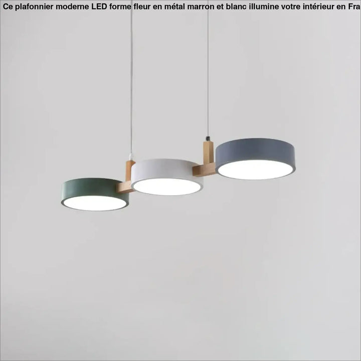 Plafonnier moderne led forme avec trois abat-jours cylindriques verts, blancs et gris sur cadre en bois minimaliste