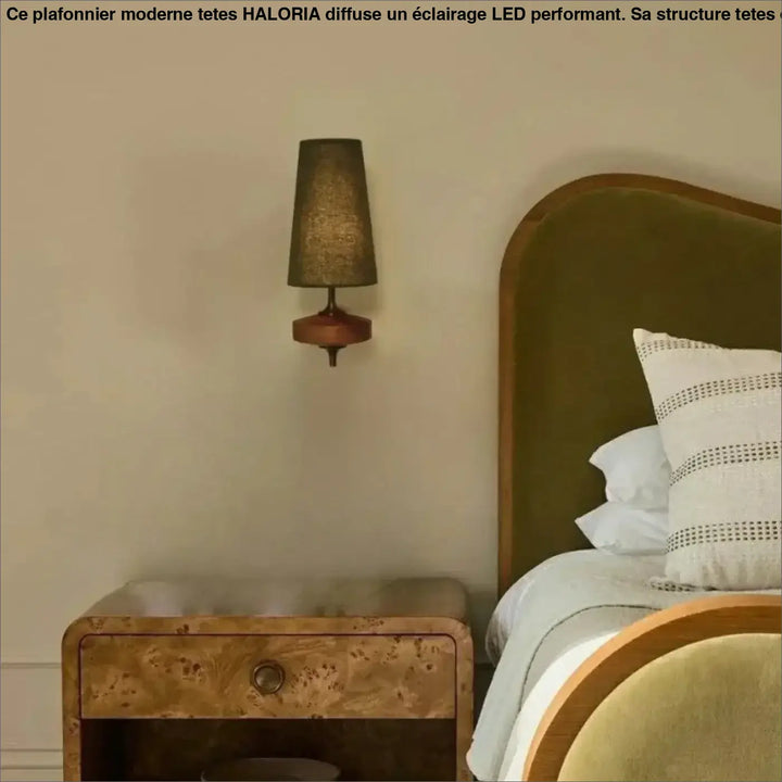 Plafonnier moderne tetes design noir avec abat-jour en tissu olive foncé texturé et base en bois poli haloria