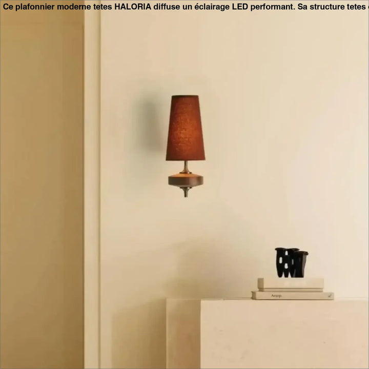 Plafonnier moderne tetes avec abat-jour texturé aux tons chauds monté sur un socle en bois minimaliste noir led haloria