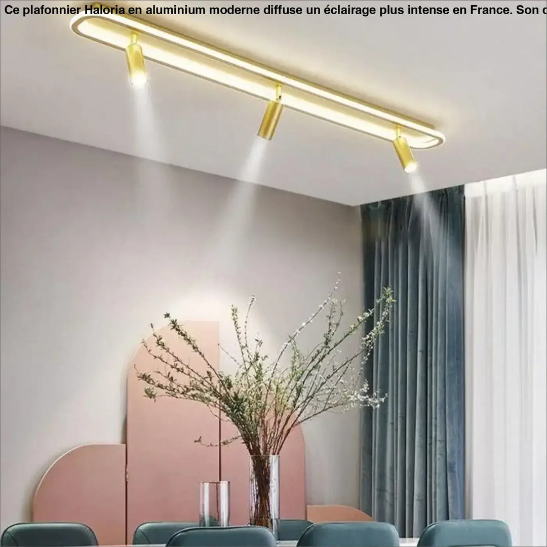 Plafonnier multiple led en aluminium moderne haloria avec trois spots réglables dorés pour un éclairage plus ciblé au centre d’une pièce