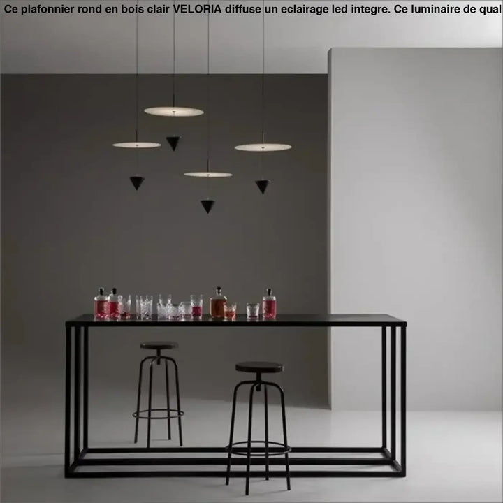 Suspension Minimaliste Avec Cône Noir Et Disque Flottant


