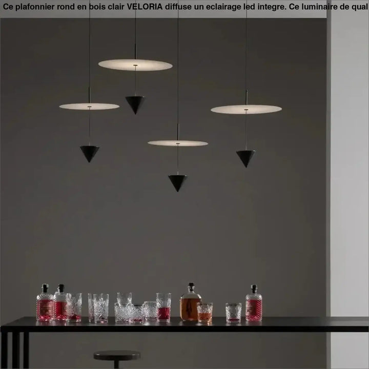 Suspension Minimaliste Avec Cône Noir Et Disque Flottant