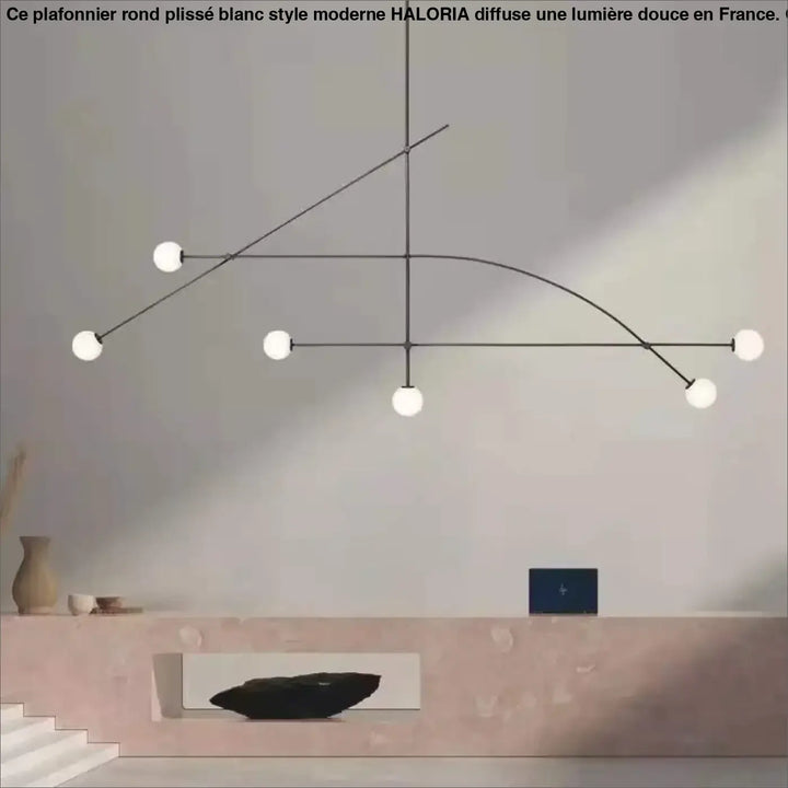 Suspension Luminaire Avec Les Barres Et Les Boules Blanches