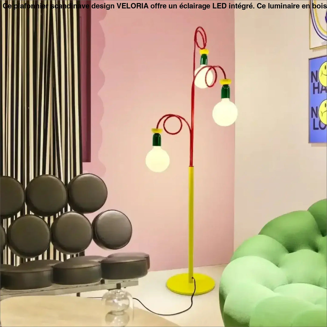 Lampadaire kay avec trois boules lumineuses rouge et jaune vibrant illuminant une pièce moderne