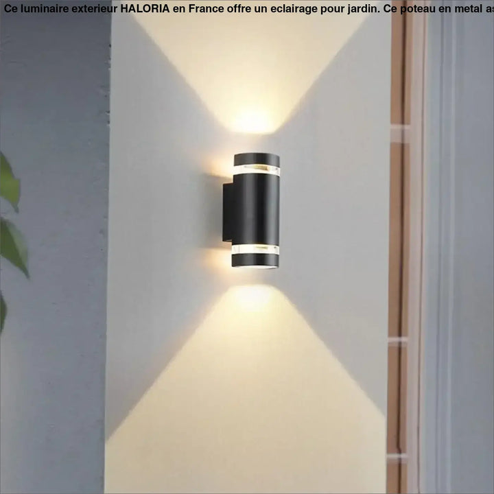 Poteau pour luminaire exterieur haloria noir cylindrique avec deux bandes led horizontales illuminateur côté d’un canapé