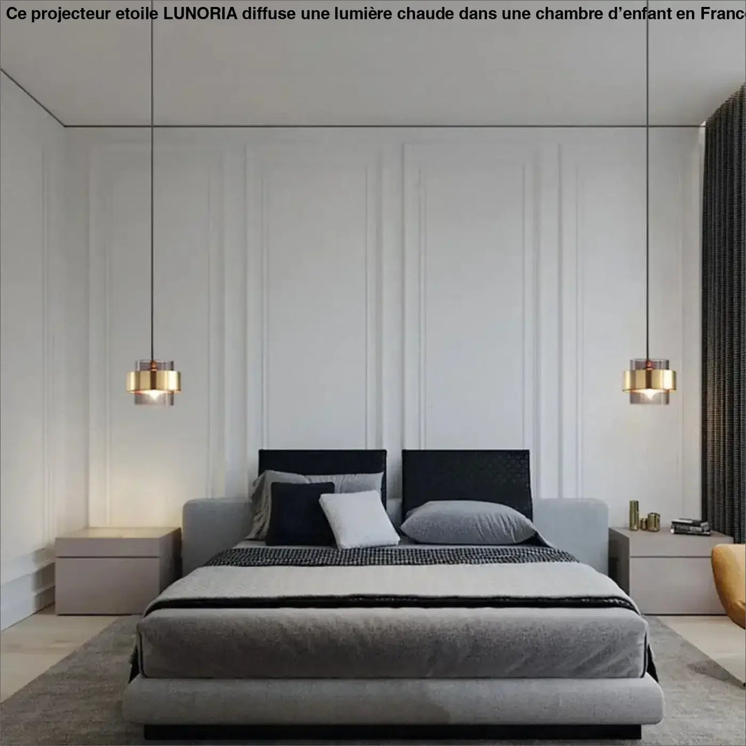 Lit moderne gris tapissé avec tête de lit noire et oreillers superposés projecteur etoile pour chambre d’enfant éclairage plus