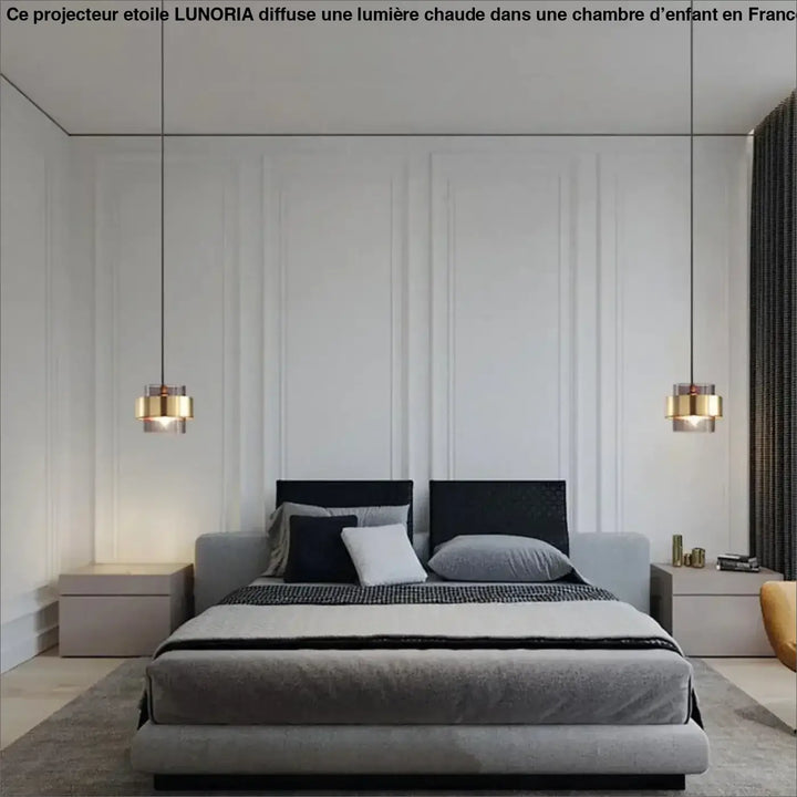 Lit moderne gris tapissé avec tête de lit noire et oreillers superposés projecteur etoile pour chambre d’enfant éclairage plus