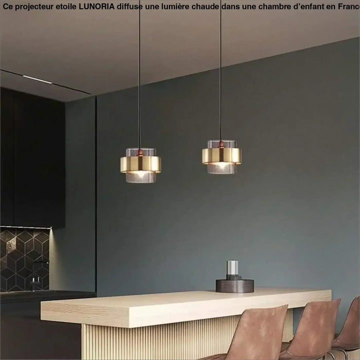 Deux suspensions projecteur etoile en métal doré et verre dépoli suspendues au-dessus d’une table en bois pour éclairage plus chambre d’enfant