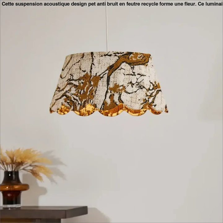 Suspension luminaire en tissu brodé motifs dorés élégants